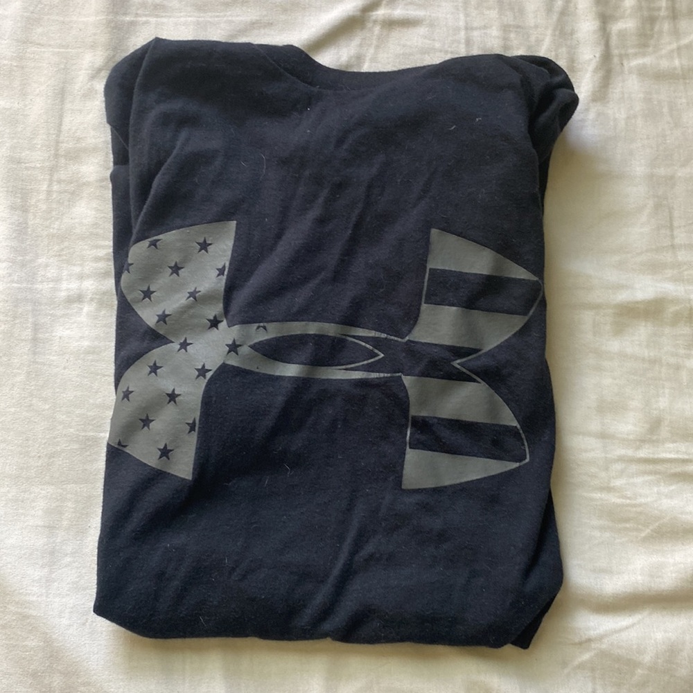Black under armour T shirt